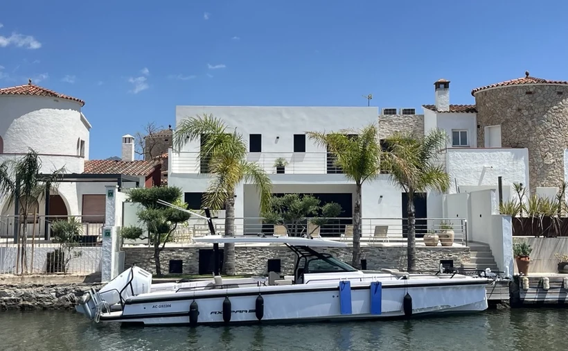 Villa contemporánea junto al canal